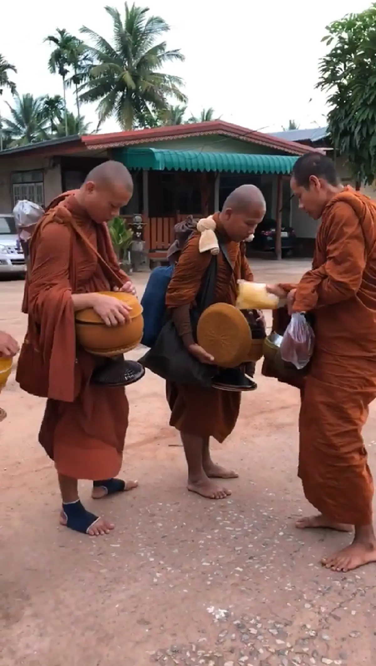 ความเมตตาของครูบาอาจารย์ ในพื้นที่เมื่อภิกขาจารบิณฑบาตรมาเจอกัน(คลิป)