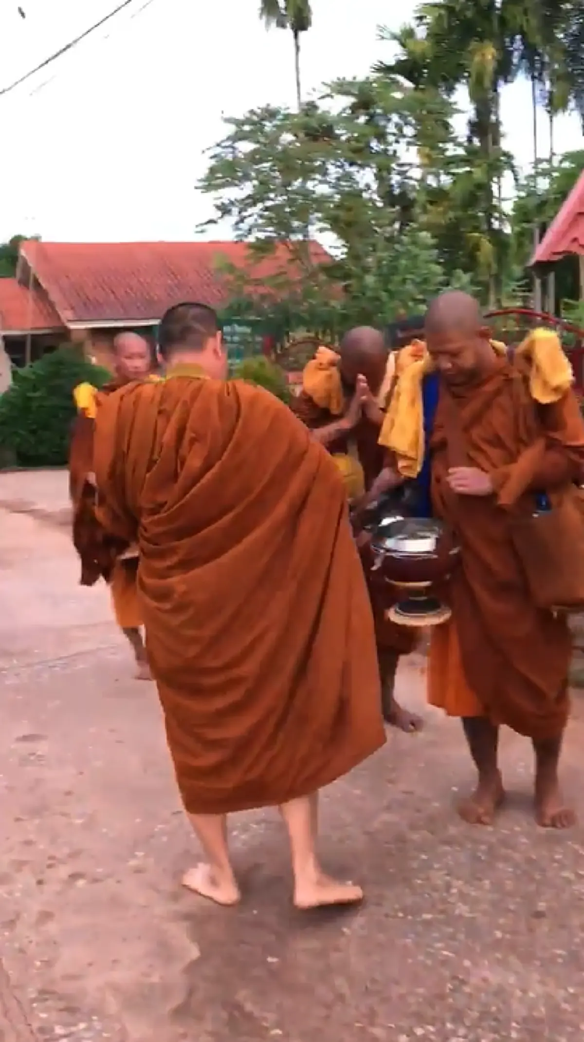 ความเมตตาของครูบาอาจารย์ ในพื้นที่เมื่อภิกขาจารบิณฑบาตรมาเจอกัน(คลิป)