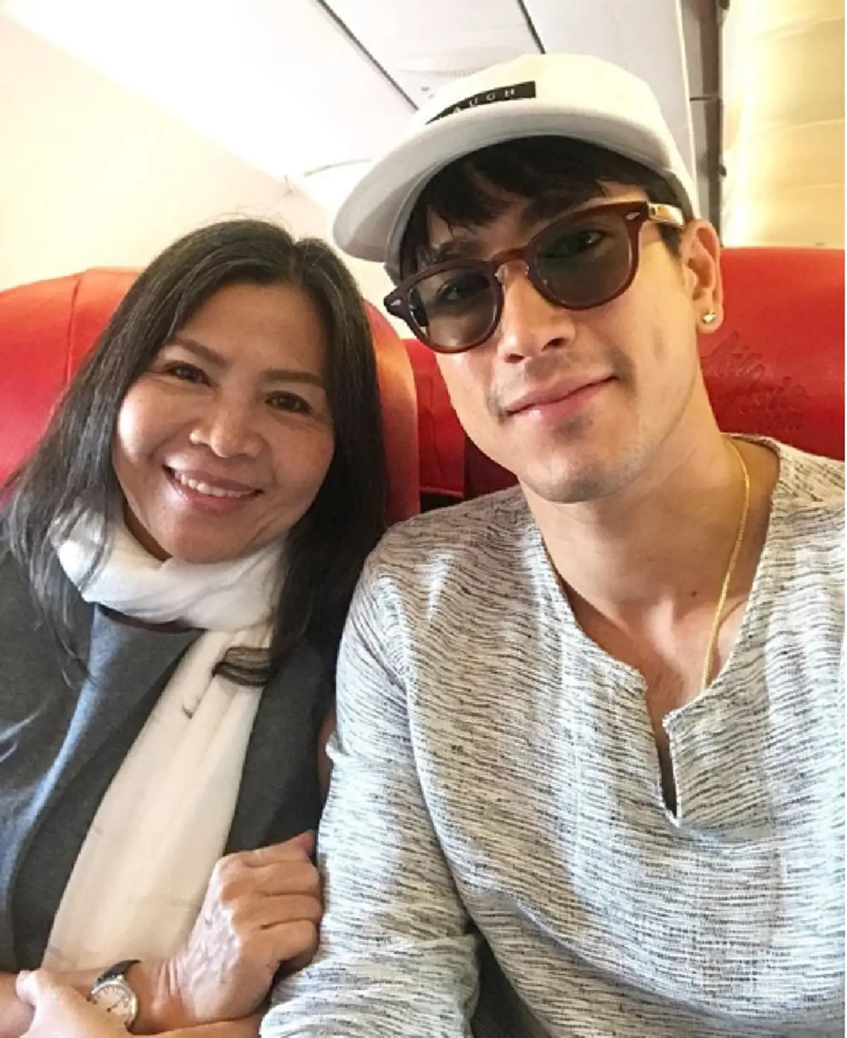 คุณแม่แก้วโพสต์ไอจี “ณเดชน์ คูกิมิยะ” ทำหน้าที่ลูกที่ดีดูแลคุณพ่อ แฟนคลับคอมเม้นต์แซวได้ลูกสาว