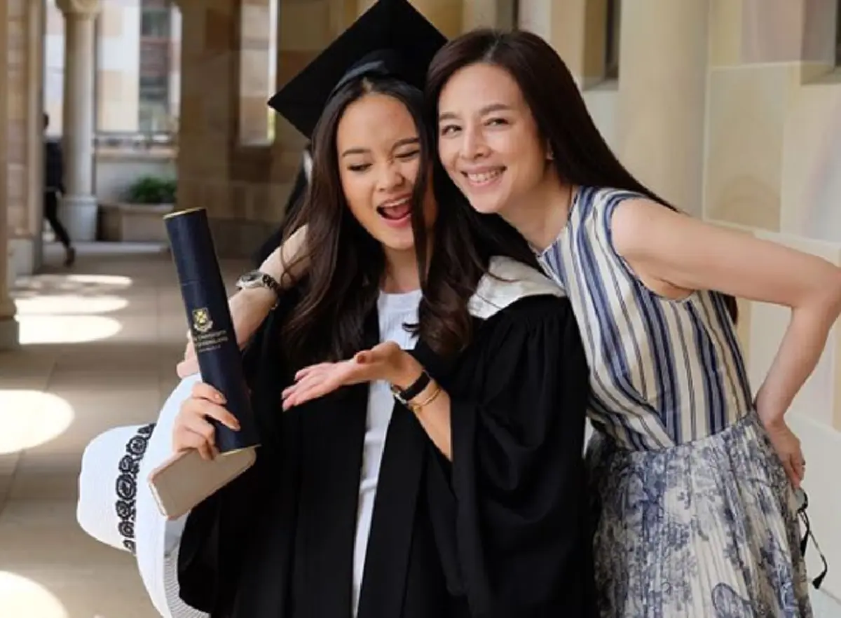 "มาดามแป้ง" เป็นปลื้ม "น้องปราง" ลูกสาวคนเดียวคว้าปริญญา 2 มหาวิทยาลัย