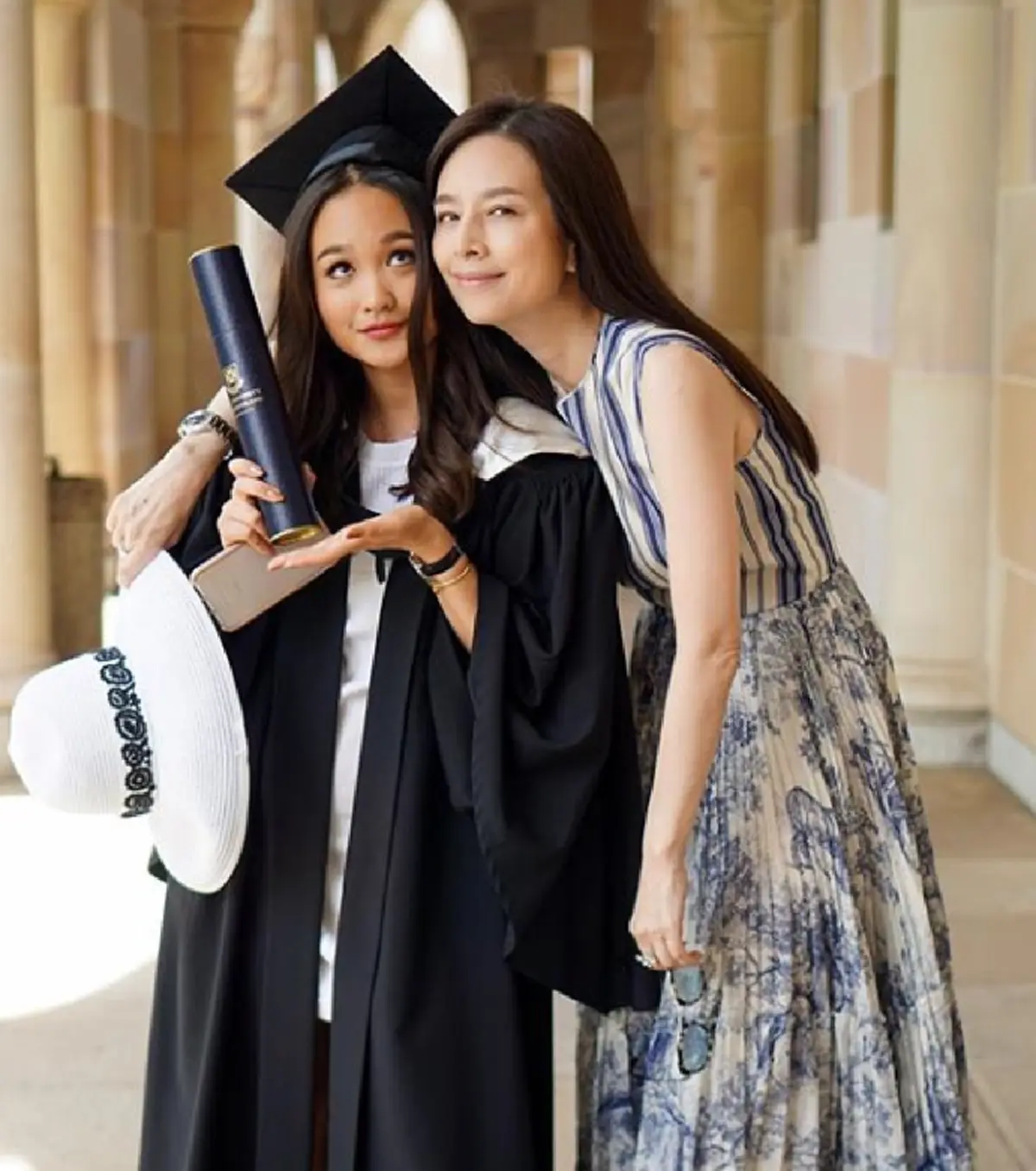 "มาดามแป้ง" เป็นปลื้ม "น้องปราง" ลูกสาวคนเดียวคว้าปริญญา 2 มหาวิทยาลัย