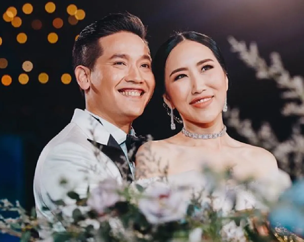 "พระองค์หญิงสิริวัณณวรีฯ" ทรงรับช่อดอกไม้ในงานแต่ง ในงานวิวาห์พระสหายสนิท(คลิป)