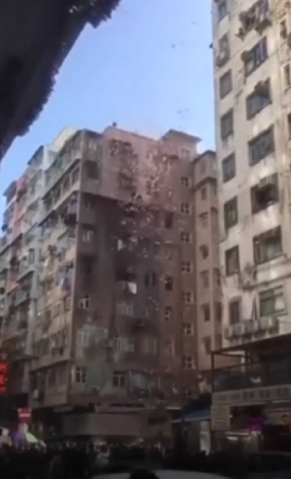 ชายปริศนาโปรยธนบัตรเหนือชุมชนยากจนในฮ่องกง