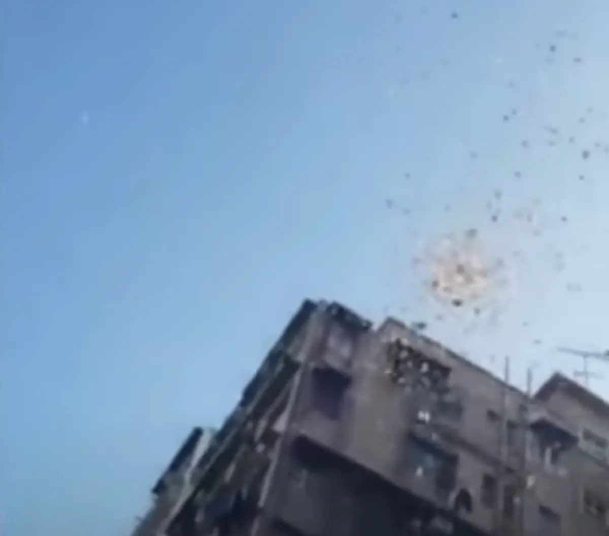 ชายปริศนาโปรยธนบัตรเหนือชุมชนยากจนในฮ่องกง