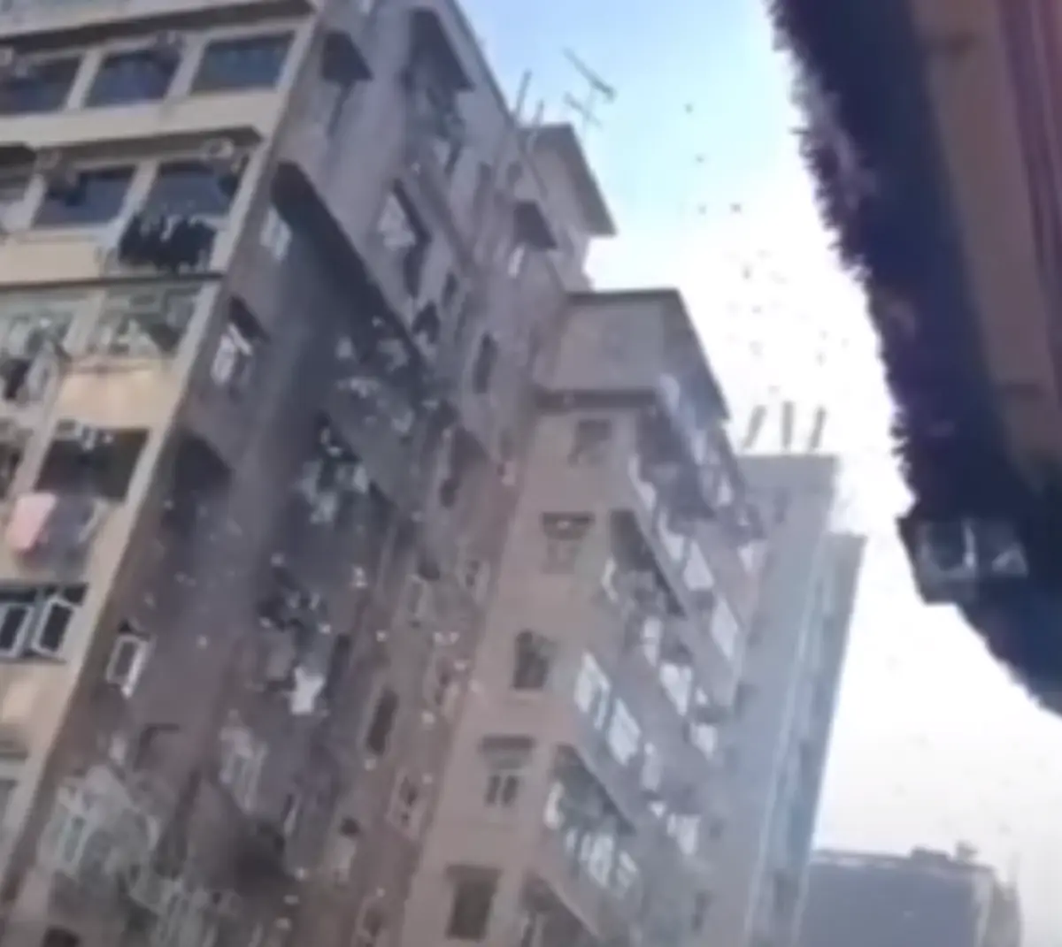 ชายปริศนาโปรยธนบัตรเหนือชุมชนยากจนในฮ่องกง