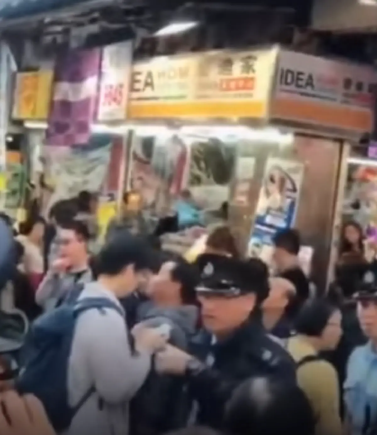 ชายปริศนาโปรยธนบัตรเหนือชุมชนยากจนในฮ่องกง