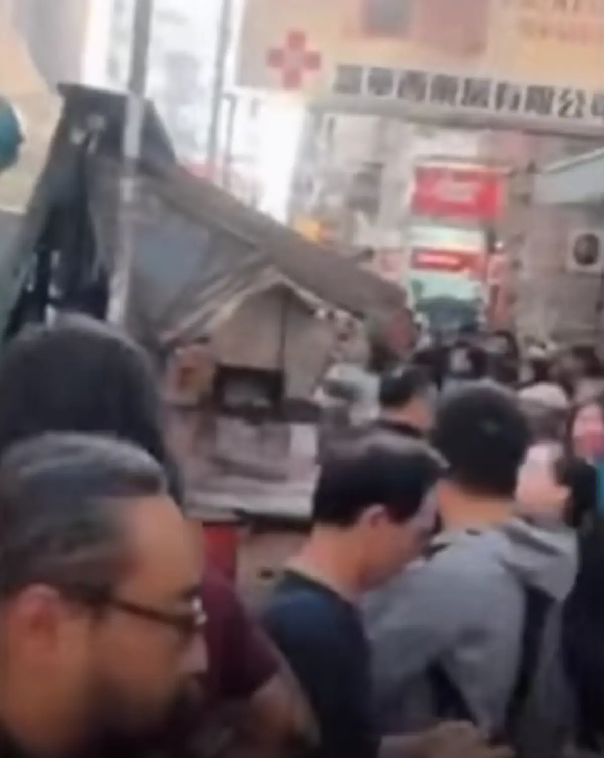 ชายปริศนาโปรยธนบัตรเหนือชุมชนยากจนในฮ่องกง