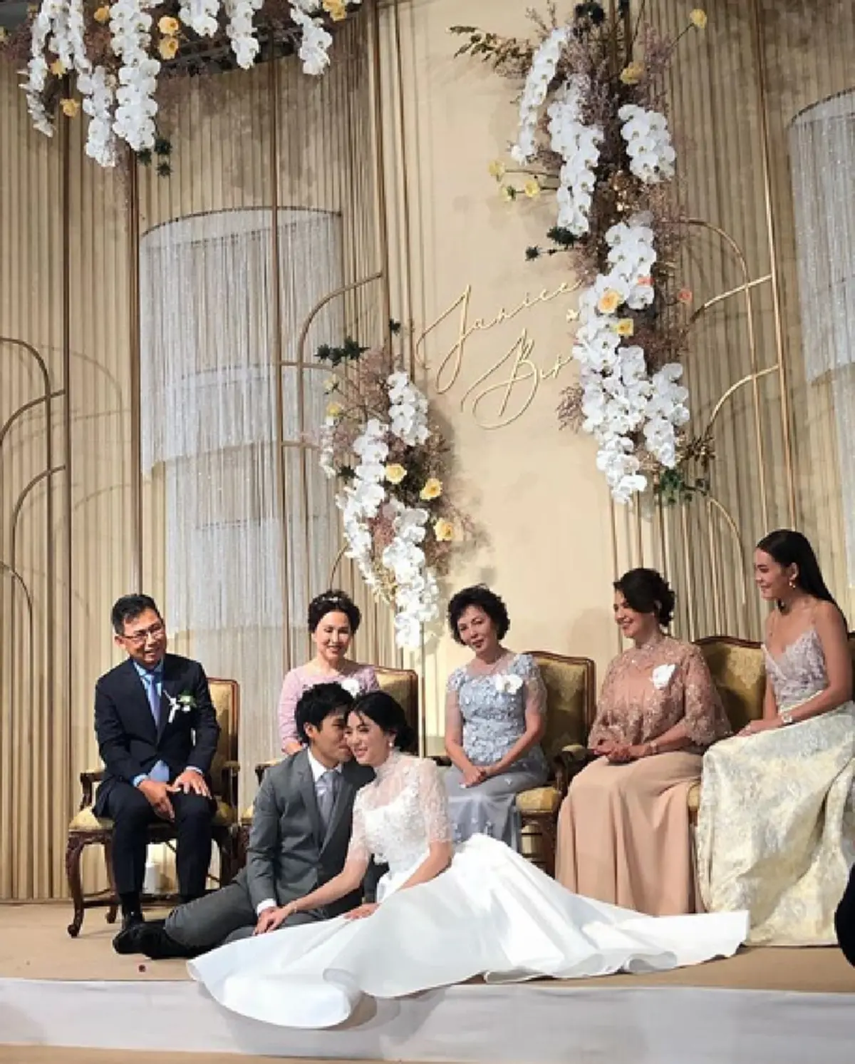 "แจนนิส" น้องสาว "เจนี่" จูงมือแฟนหนุ่มเข้าพิธีแต่งงาน บรรยากาศชื่นมื่นหรูหราไม่แพ้งานพี่สาว