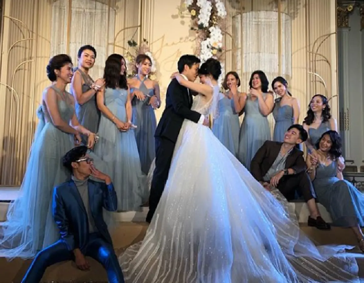 "แจนนิส" น้องสาว "เจนี่" จูงมือแฟนหนุ่มเข้าพิธีแต่งงาน บรรยากาศชื่นมื่นหรูหราไม่แพ้งานพี่สาว