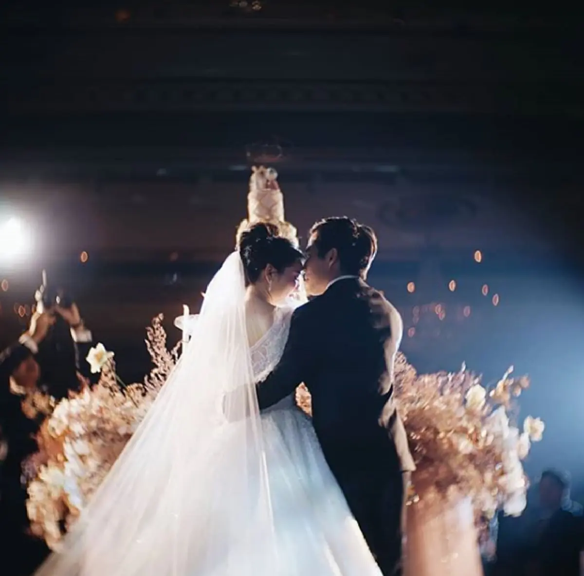 "แจนนิส" น้องสาว "เจนี่" จูงมือแฟนหนุ่มเข้าพิธีแต่งงาน บรรยากาศชื่นมื่นหรูหราไม่แพ้งานพี่สาว