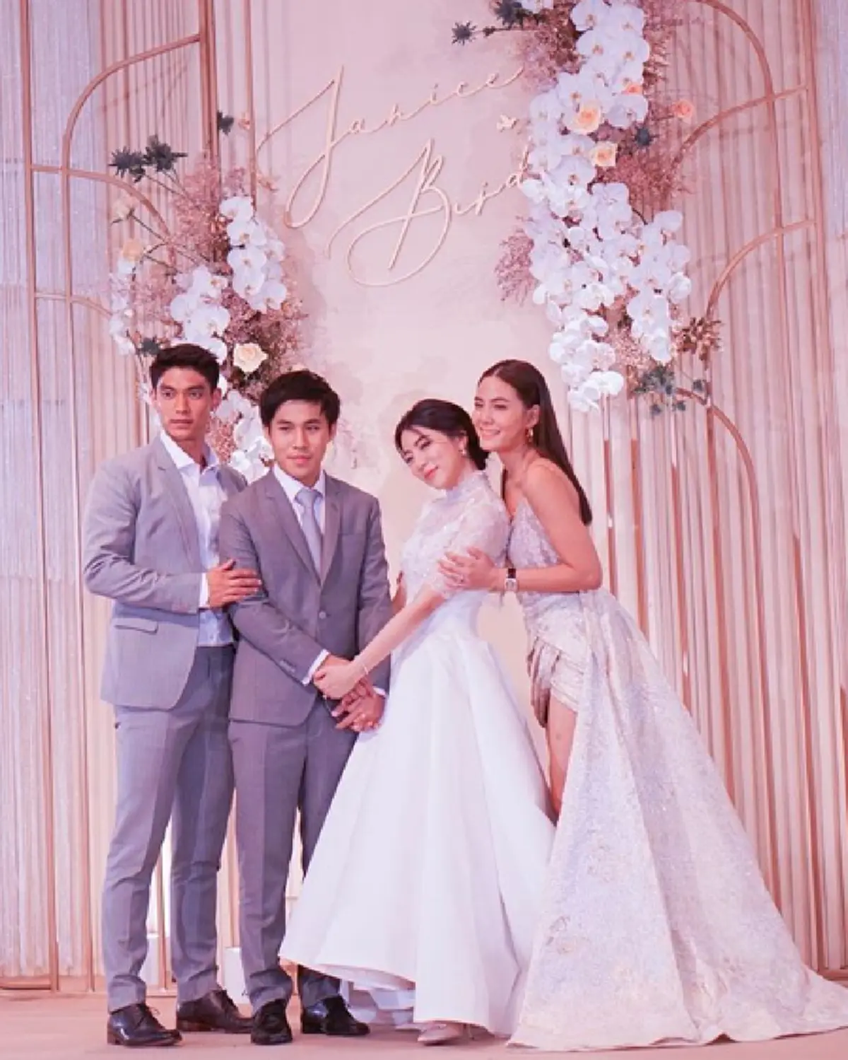 "แจนนิส" น้องสาว "เจนี่" จูงมือแฟนหนุ่มเข้าพิธีแต่งงาน บรรยากาศชื่นมื่นหรูหราไม่แพ้งานพี่สาว