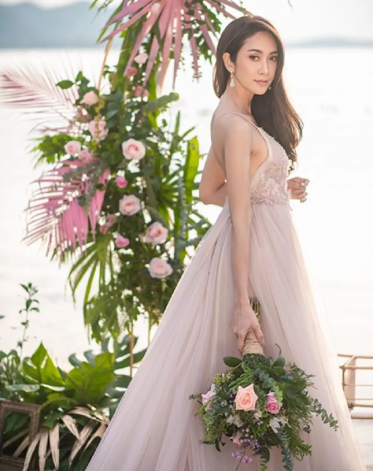 ภาพพรีเวดดิ้ง   \"ยุ้ย - ธันญ์ \" ภูเก็ต พร้อมการ์ดแต่งงานเรียบแต่โก้ คู่ควรรัก 5 ปี