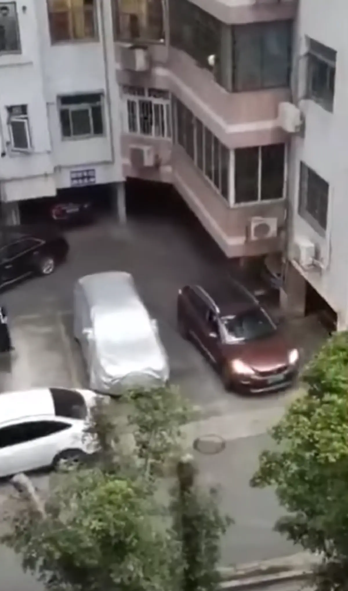 รถหรูชนเก๋งไม่ยั้ง ฉุนจอดปิดทางออกหน้าอาคารแห่งหนึ่งในจีน แถมใส่เบรกมือ(คลิป)