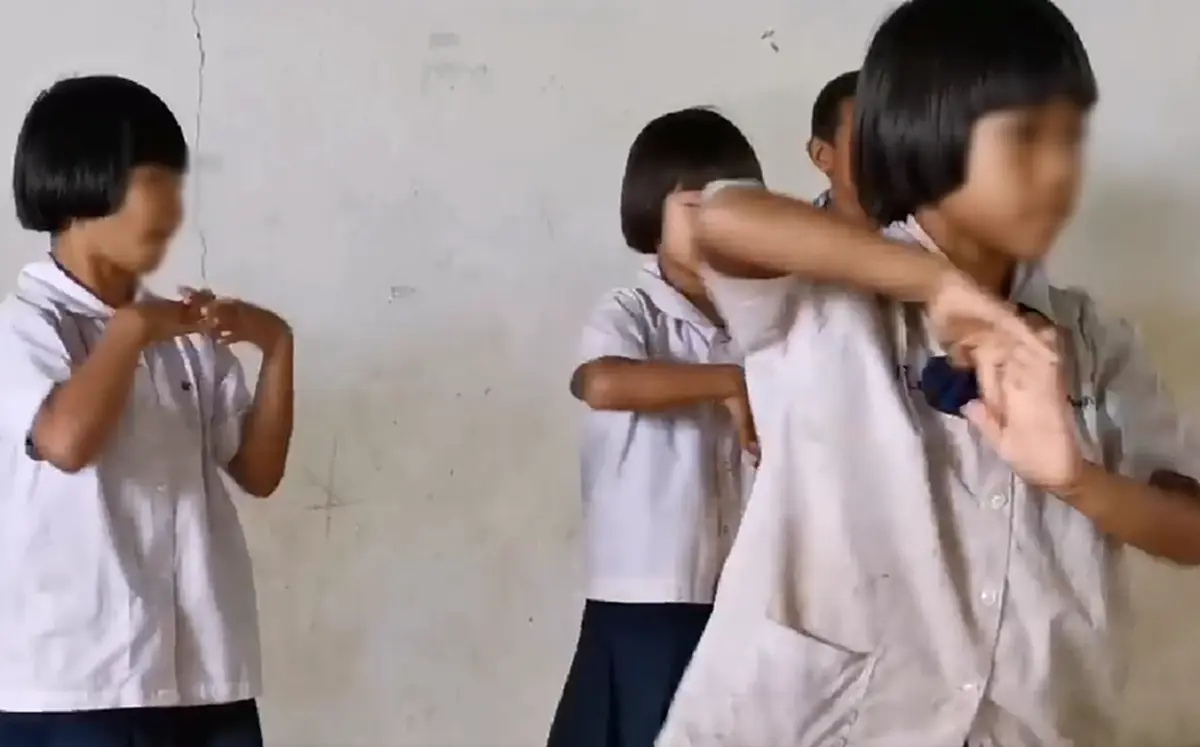 หนุ่มโพสต์คลิป น้องๆนักเรียนในถิ่นทุรกันดารเต้น ใส่เสื้อผ้าชุดเก่าสีหม่น ถุงเท้าขาด ลั่นหากมีเงินจะซื้อไปบริจาค(คลิป)