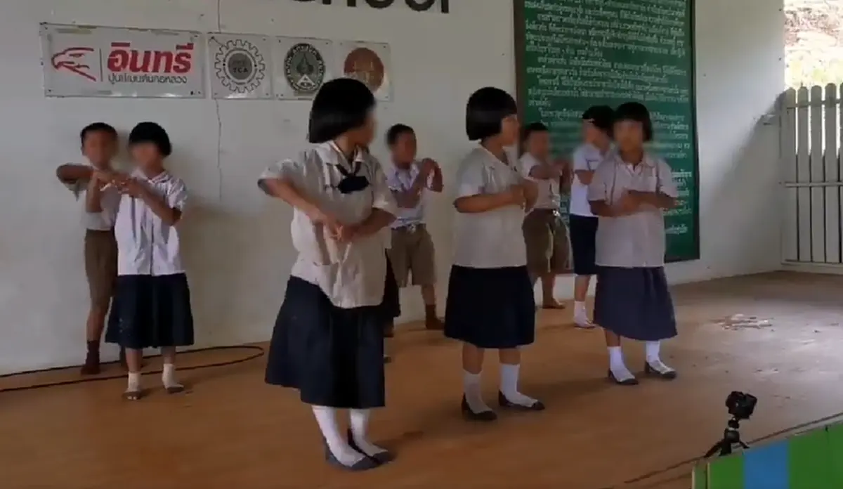 หนุ่มโพสต์คลิป น้องๆนักเรียนในถิ่นทุรกันดารเต้น ใส่เสื้อผ้าชุดเก่าสีหม่น ถุงเท้าขาด ลั่นหากมีเงินจะซื้อไปบริจาค(คลิป)
