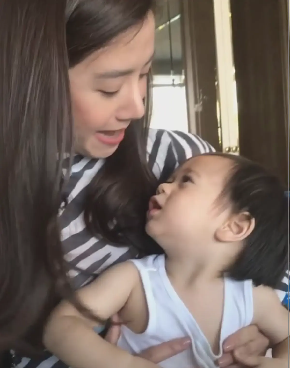 "น้าไอซ์" ใจละลาย เจอ"น้องสายฟ้า" สาดความสดใสใส่ จนยิ้มหวาน ช็อตเดียวทำหนุ่มๆทั่วประเทศต้องมนต์(คลิป)