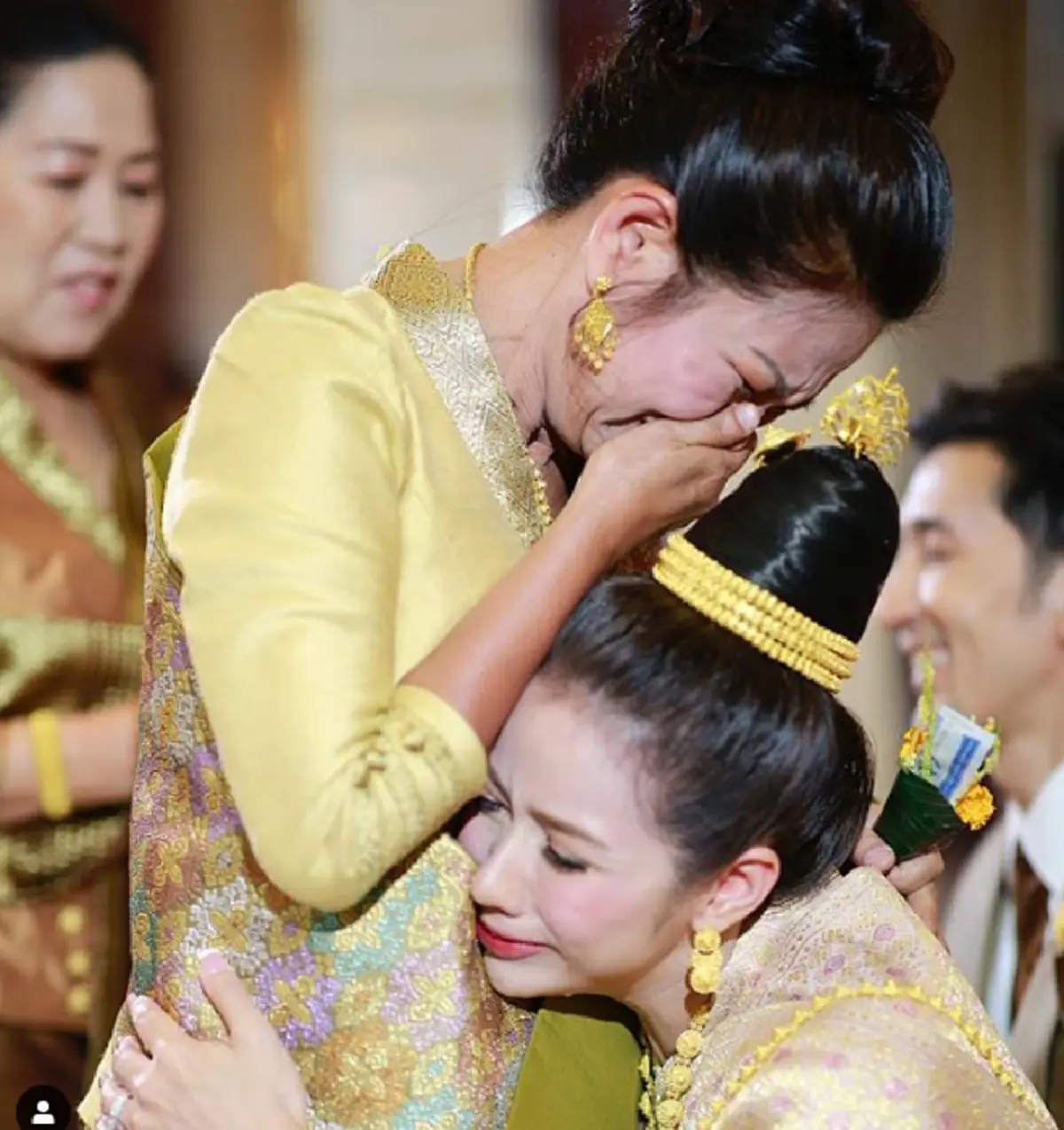 \"แอปเปิ้ล\" ภรรยา \"ฟลุค จิระ\"  นุ่งผ้าซิ่น งานแต่งพี่สาวฝาแฝด ตัดใจให้เงินผูกแขน 6 หลัก ทำพี่สาวน้ำตาไหล(คลิป)