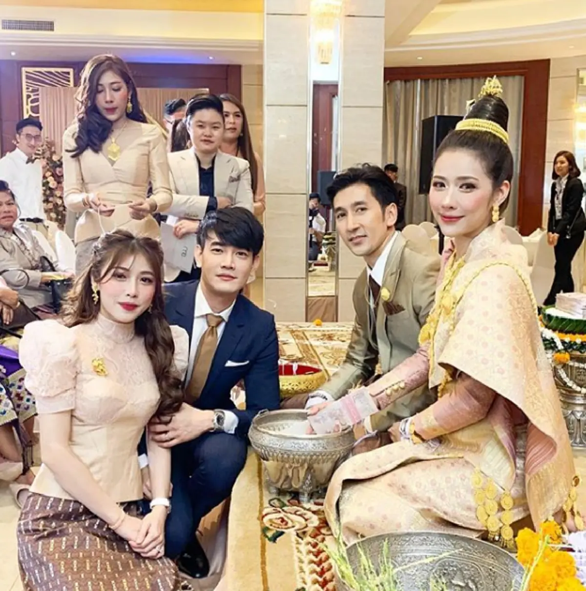 \"แอปเปิ้ล\" ภรรยา \"ฟลุค จิระ\"  นุ่งผ้าซิ่น งานแต่งพี่สาวฝาแฝด ตัดใจให้เงินผูกแขน 6 หลัก ทำพี่สาวน้ำตาไหล(คลิป)