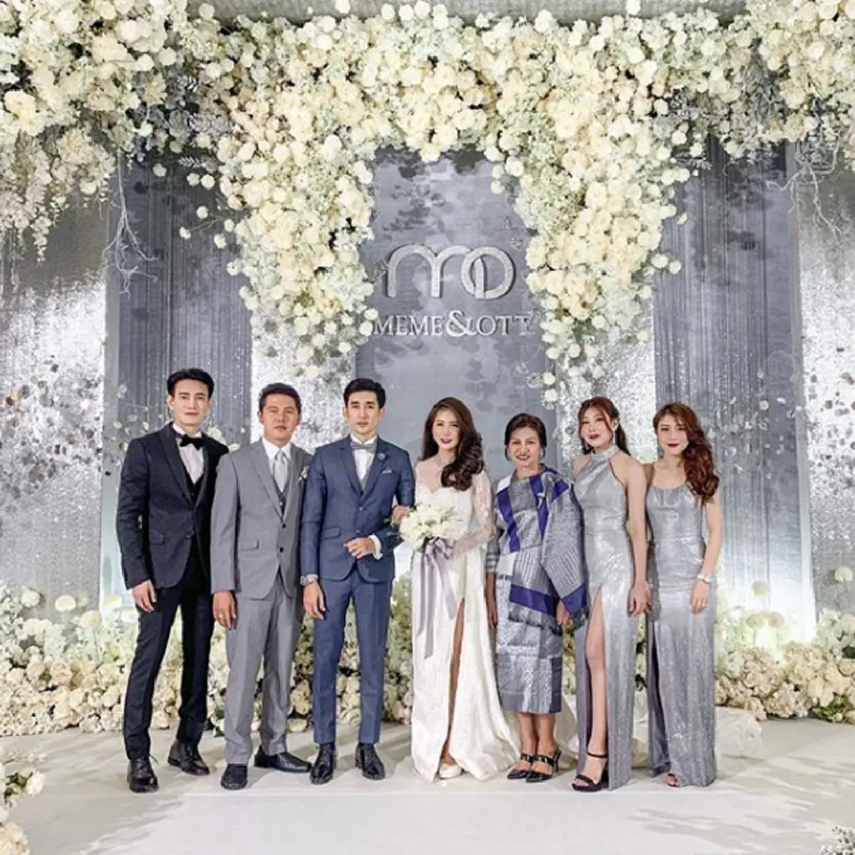 \"แอปเปิ้ล\" ภรรยา \"ฟลุค จิระ\"  นุ่งผ้าซิ่น งานแต่งพี่สาวฝาแฝด ตัดใจให้เงินผูกแขน 6 หลัก ทำพี่สาวน้ำตาไหล(คลิป)