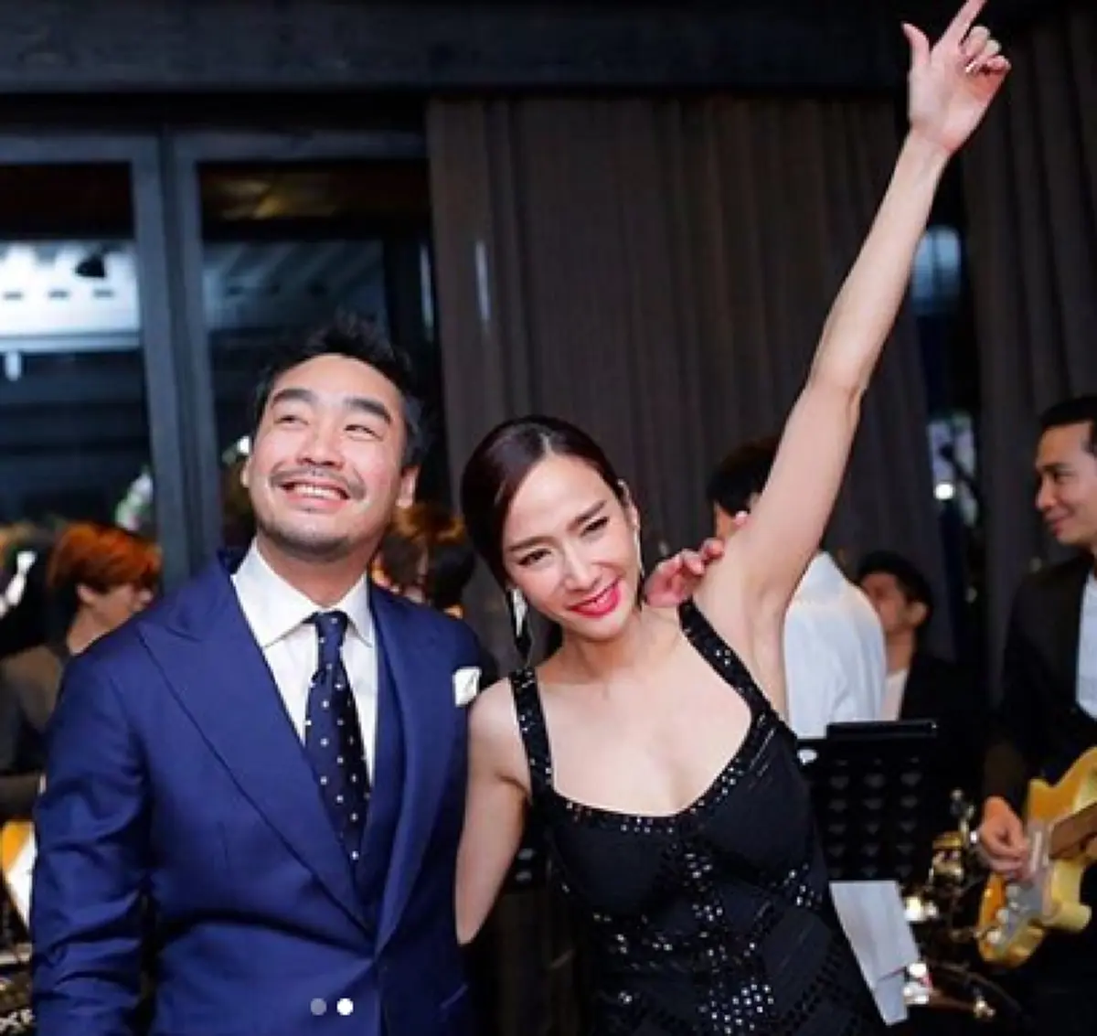 \"ไฮโซพก\" โผล่แซว\"อั้ม\" เสียหลัก งานนี้มีเอาคืน แฟนคลับเห็นต่างลุ้นรักนี้เอาเป็นรักสุดท้ายของซุปตาร์สาว