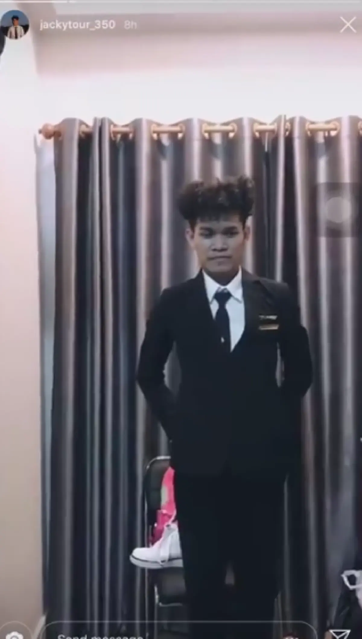 หนุ่มทำคลิปเลียนแบบ "สาธิตอุปกรณ์ความปลอดภัยบนเครื่องบิน" ทำทั้งโซเชียลฮากระจาย(คลิป)