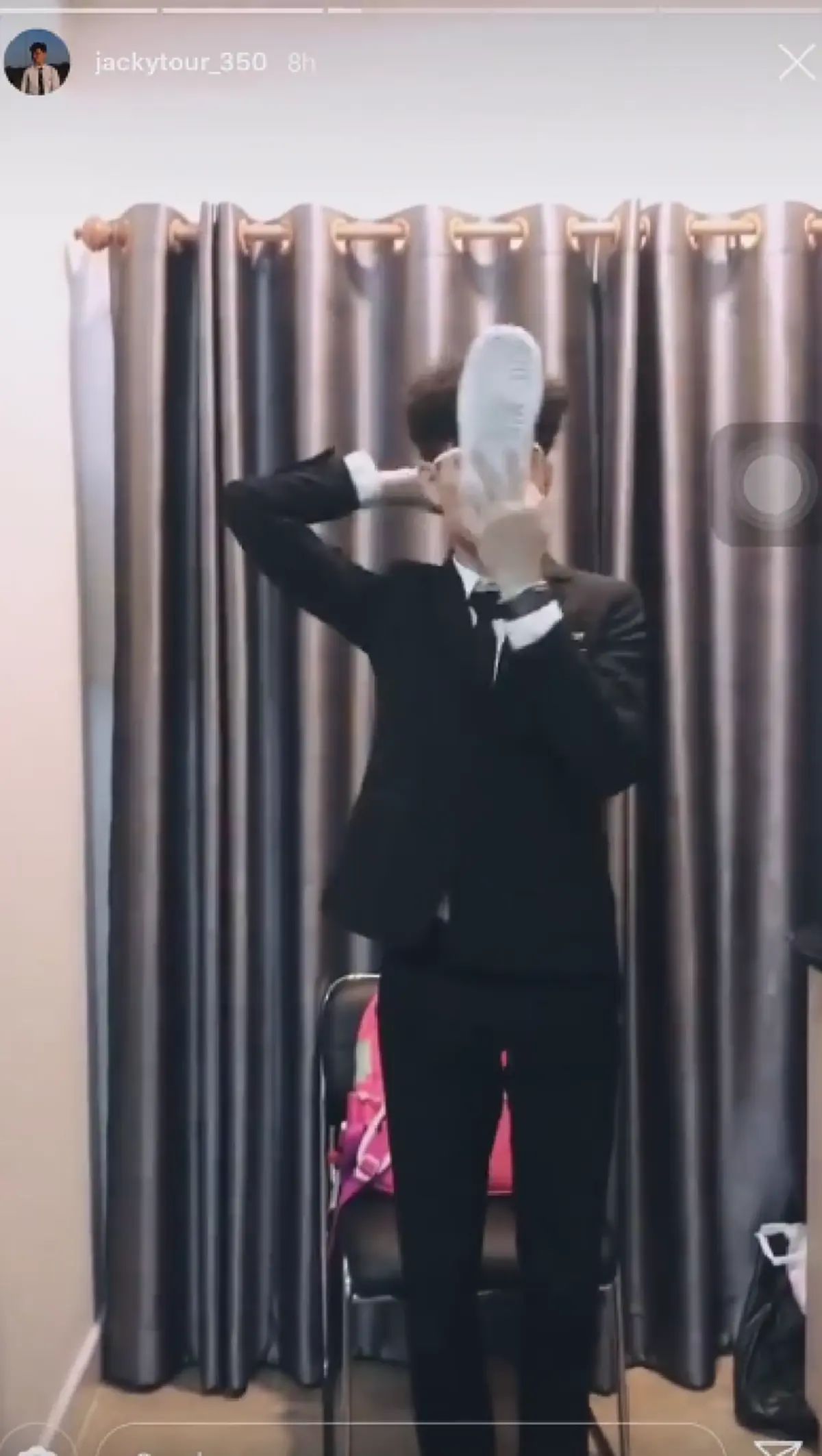 หนุ่มทำคลิปเลียนแบบ "สาธิตอุปกรณ์ความปลอดภัยบนเครื่องบิน" ทำทั้งโซเชียลฮากระจาย(คลิป)