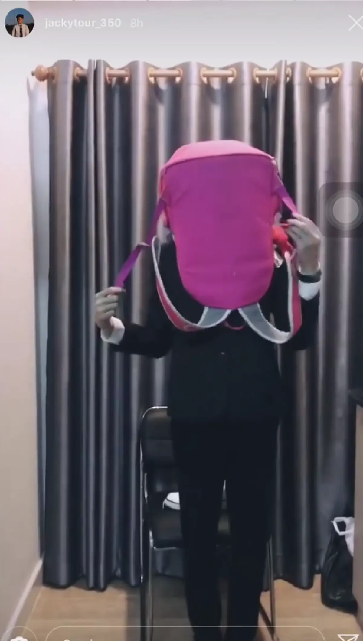 หนุ่มทำคลิปเลียนแบบ "สาธิตอุปกรณ์ความปลอดภัยบนเครื่องบิน" ทำทั้งโซเชียลฮากระจาย(คลิป)