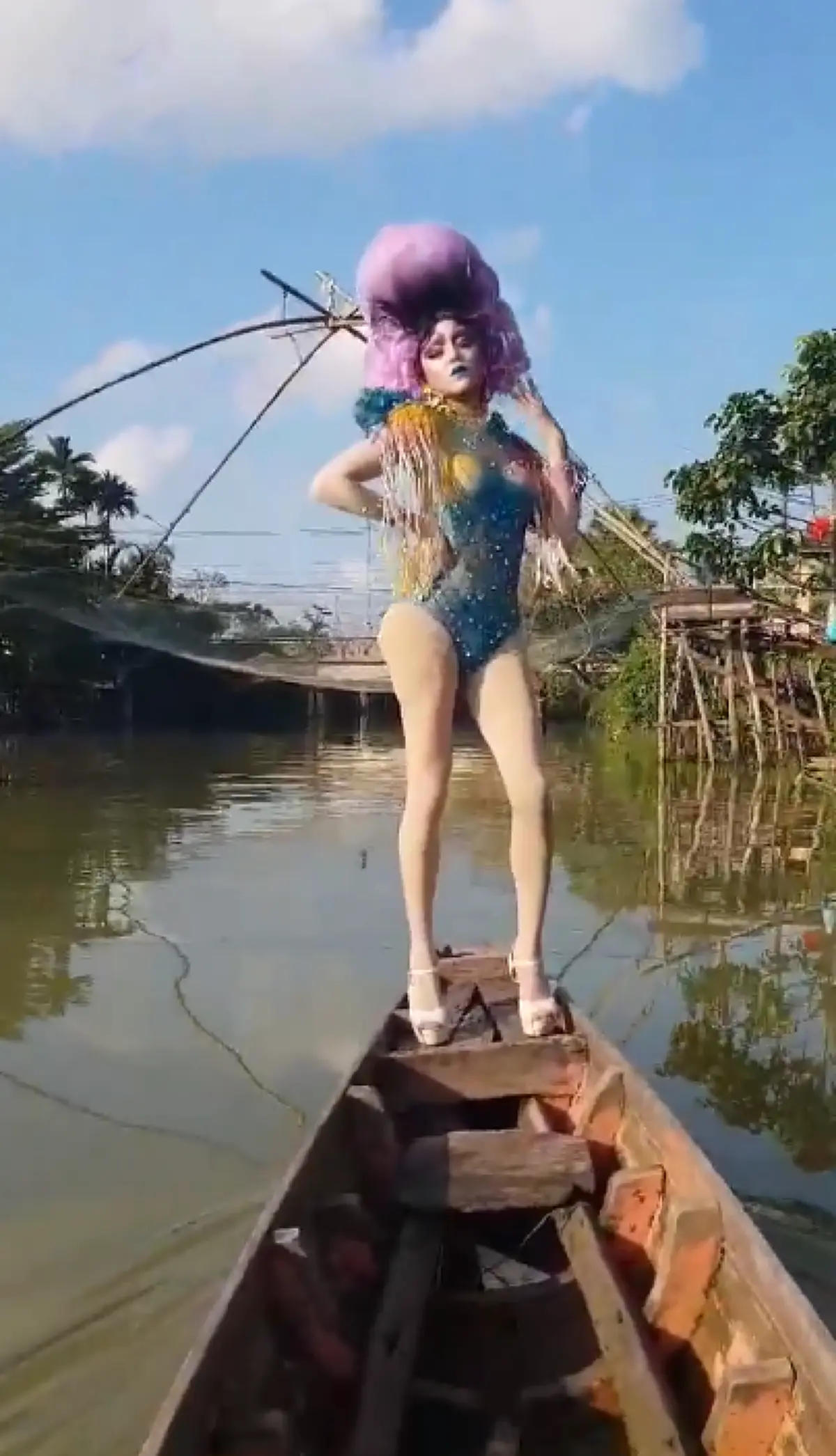 จิตวิญญาณของ \"นางแบบมืออาชีพ\" ทุ่มสุดชีวิตโพสท่าถ่ายแบบบนเรือ ดูไปลุ้นไป