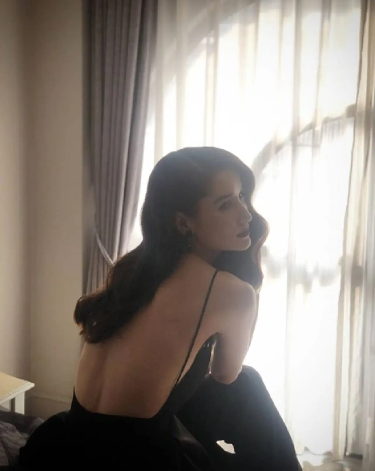 "แอน ทองประสม" เปลี่ยนลุคเป็นสาวแซบ ในชุดเดรสสีดำแหวกสวยสุดๆ(คลิป)