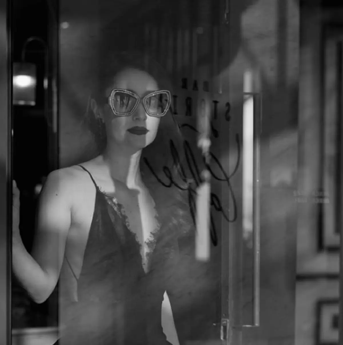 "แอน ทองประสม" เปลี่ยนลุคเป็นสาวแซบ ในชุดเดรสสีดำแหวกสวยสุดๆ(คลิป)