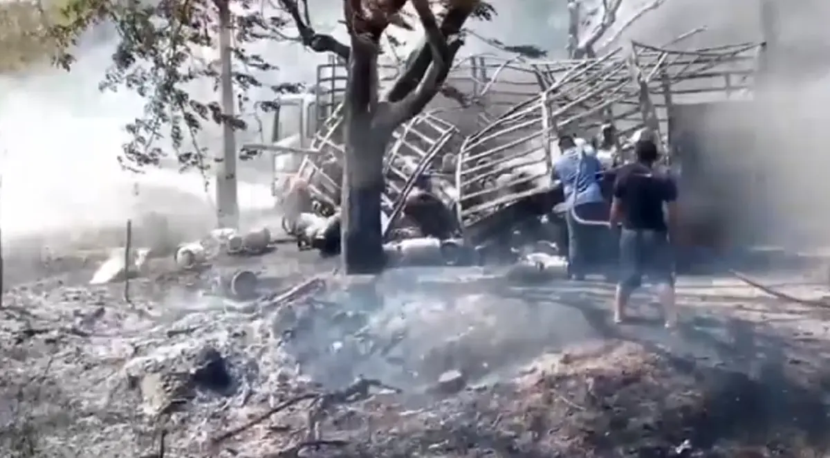 รถบรรทุกแก๊สหุงต้ม 150 ถังระเบิดไฟลุกท่วม คนขับเผย \"เห็นประกายไฟไปโดนถังแก๊ส\"(คลิป)