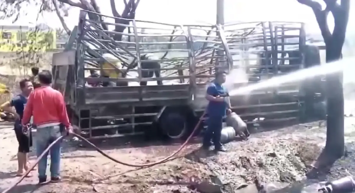 รถบรรทุกแก๊สหุงต้ม 150 ถังระเบิดไฟลุกท่วม คนขับเผย \"เห็นประกายไฟไปโดนถังแก๊ส\"(คลิป)