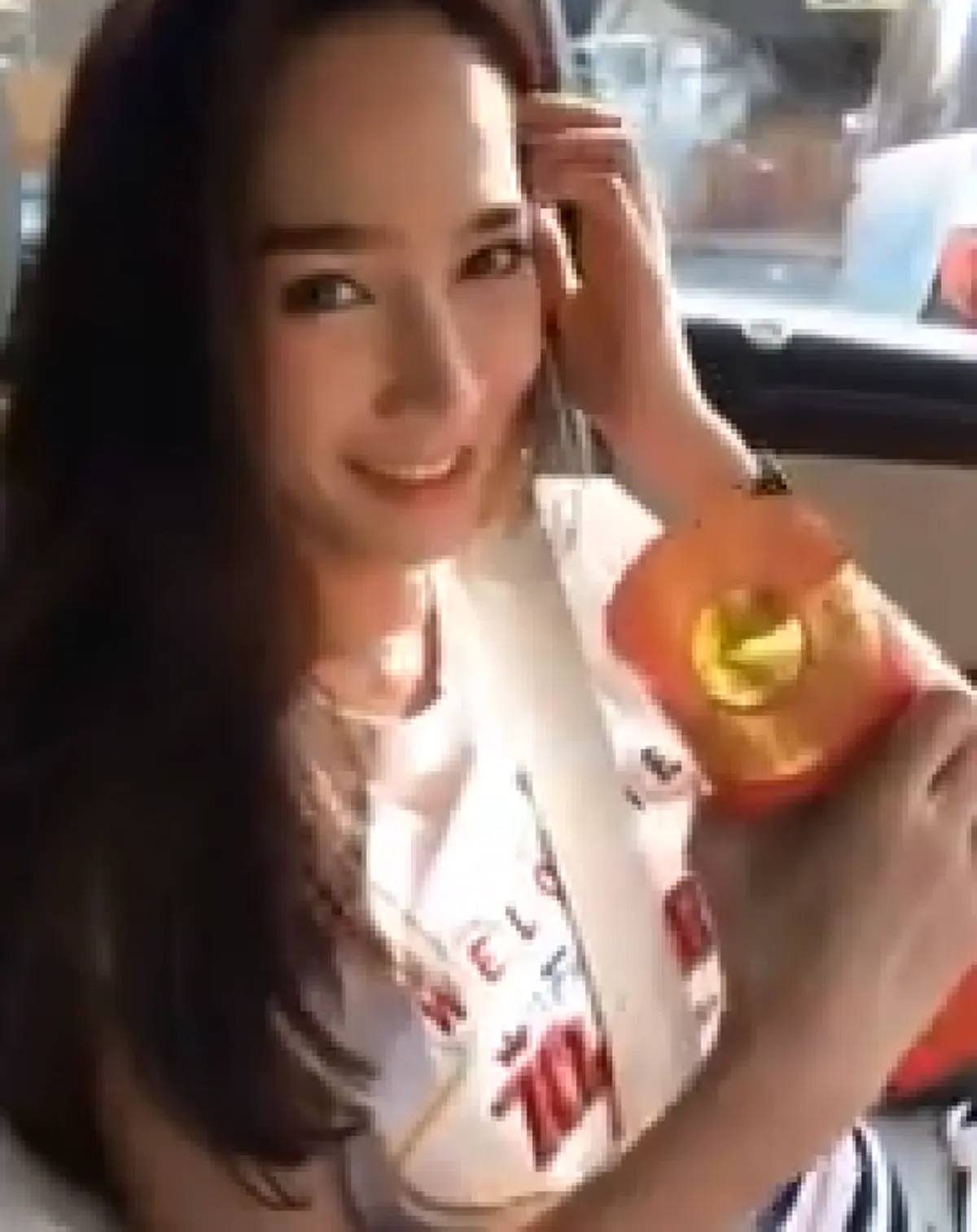 ยิ้มแก้มปริ \"อั้ม พัชราภา\" ได้อั่งเปาซองหนา จาก \"ไฮโซพก\"(คลิป)