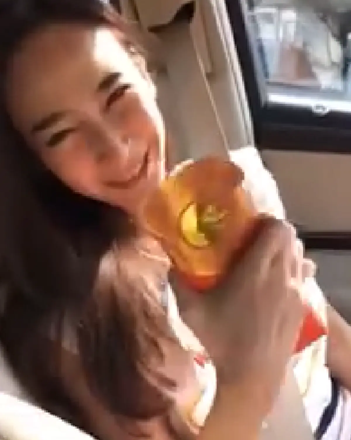 ยิ้มแก้มปริ \"อั้ม พัชราภา\" ได้อั่งเปาซองหนา จาก \"ไฮโซพก\"(คลิป)
