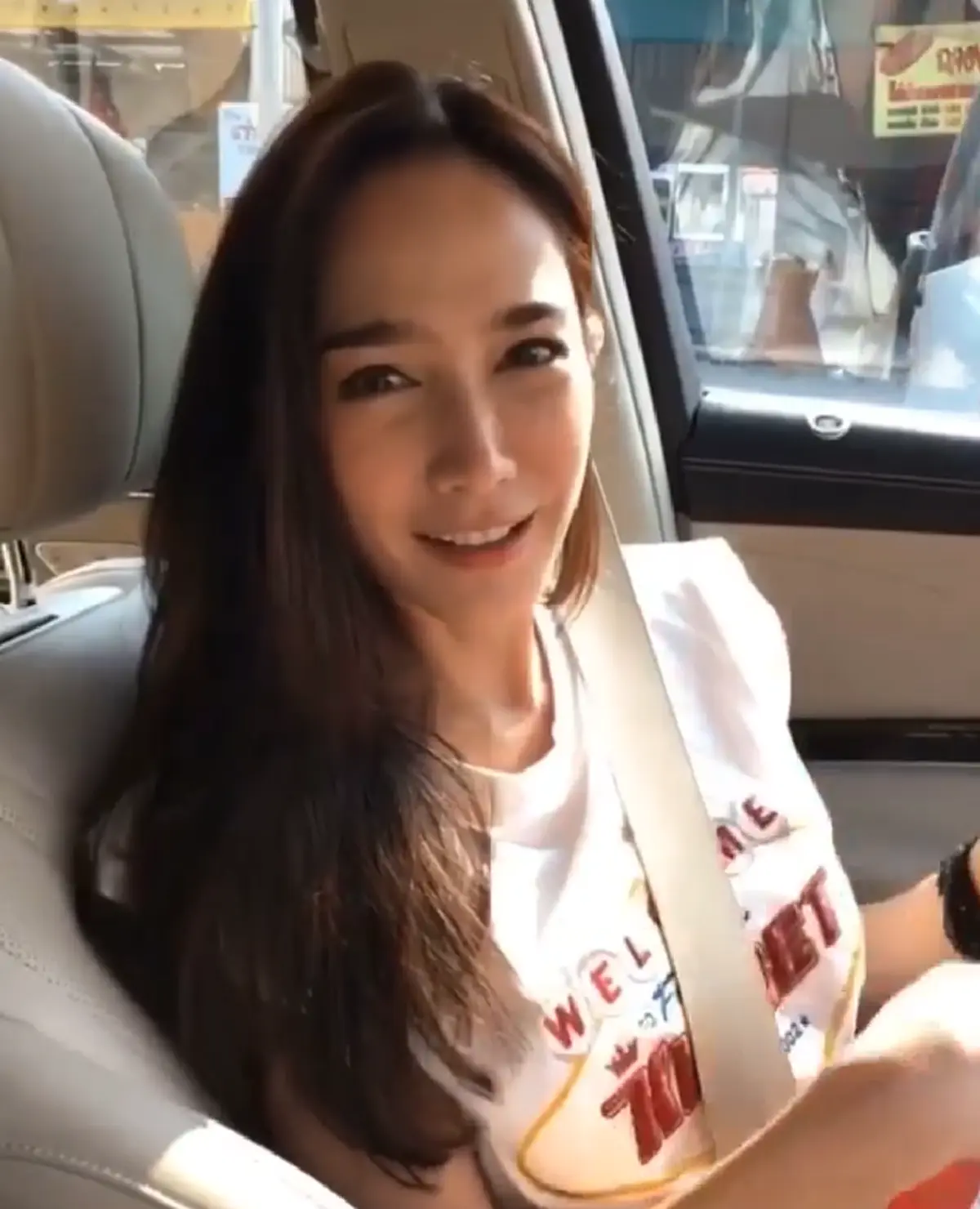 ยิ้มแก้มปริ \"อั้ม พัชราภา\" ได้อั่งเปาซองหนา จาก \"ไฮโซพก\"(คลิป)