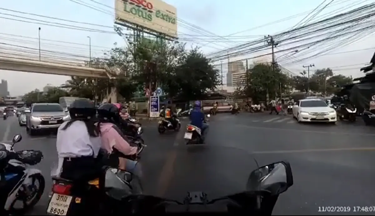2 สามีภรรยา ขับจยย.\"ไม่ใส่หมวกกันน็อค\"เร่งเครื่องหนีตำรวจ ชนมอเตอร์ไซค์คันอื่นล้มละเนละนาด(คลิป)