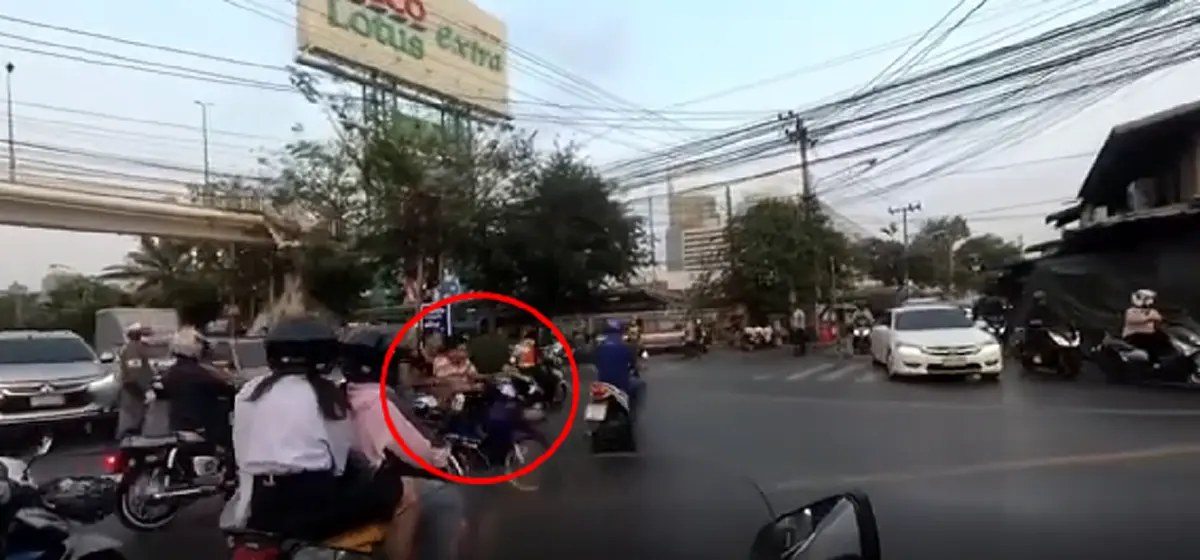 2 สามีภรรยา ขับจยย.\"ไม่ใส่หมวกกันน็อค\"เร่งเครื่องหนีตำรวจ ชนมอเตอร์ไซค์คันอื่นล้มละเนละนาด(คลิป)