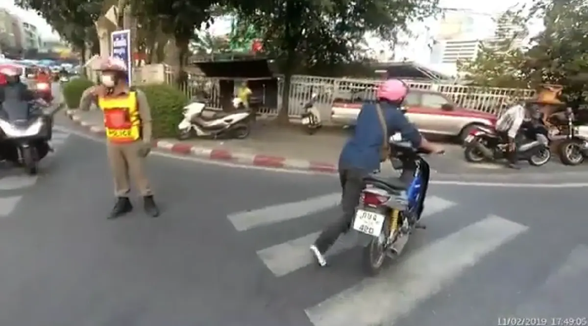 2 สามีภรรยา ขับจยย.\"ไม่ใส่หมวกกันน็อค\"เร่งเครื่องหนีตำรวจ ชนมอเตอร์ไซค์คันอื่นล้มละเนละนาด(คลิป)