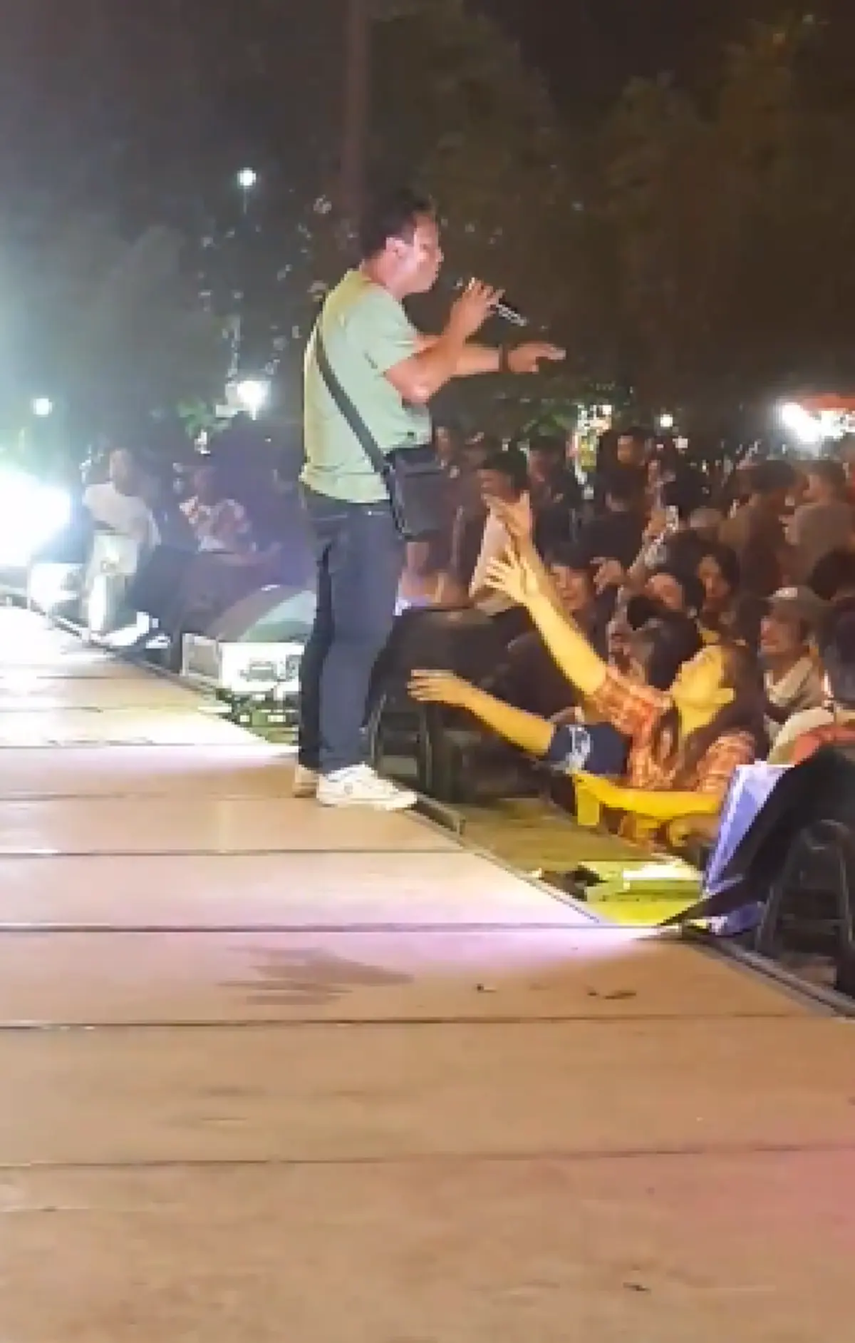 ขว้างปาสิ่งของ