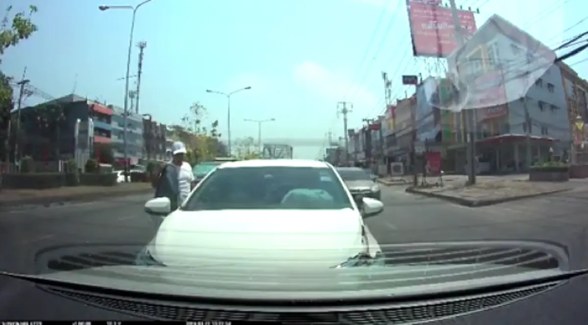 จตุรงค์ เผยนาทีระทึก สาวขับรถเสยท้าย ลงไปดูต้องสงสาร คู่กรณียกมือไหว้ทั้งที่แอร์แบ็กอยู่ตรงหน้าอก(คลิป)