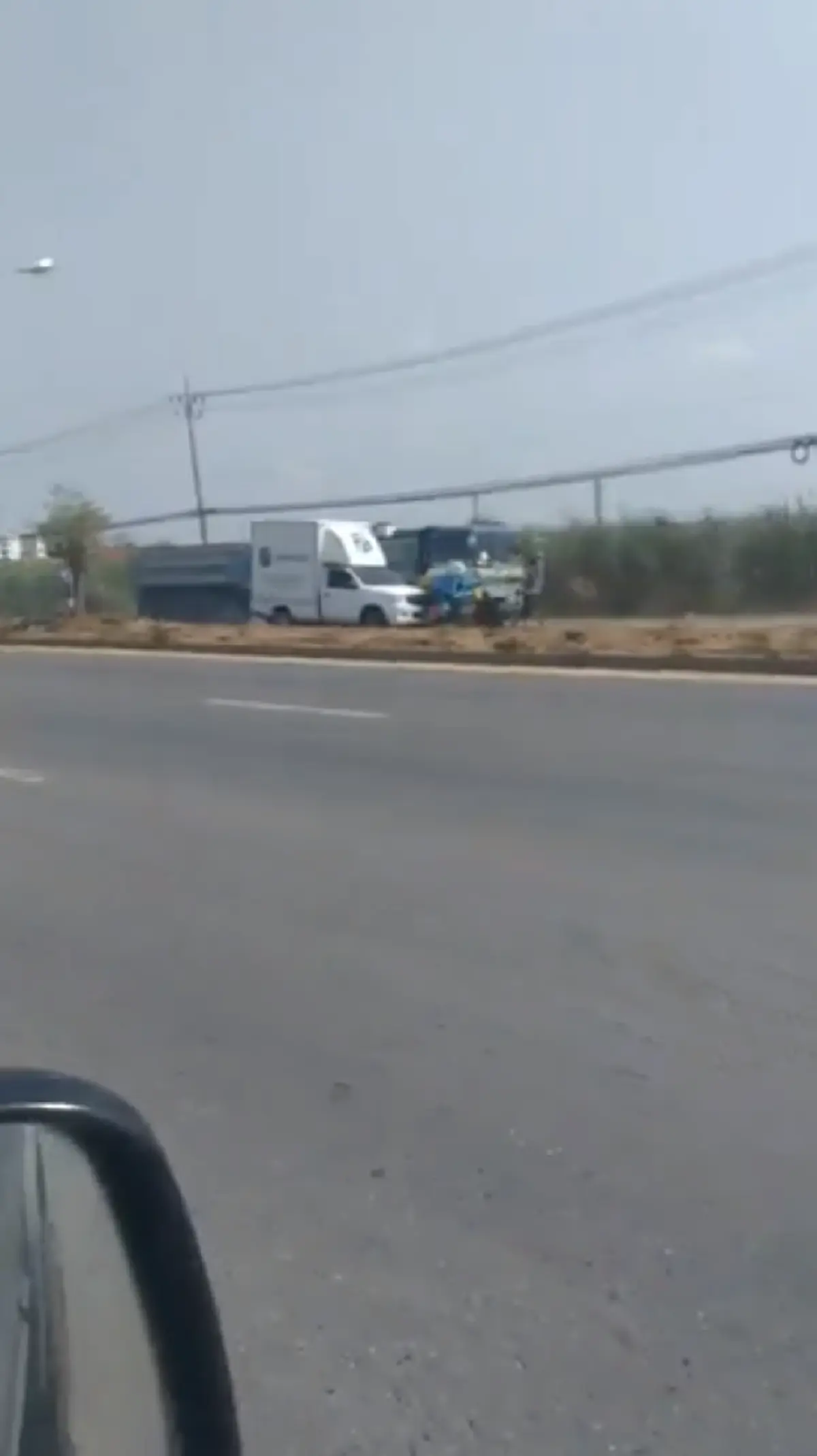 ชายเข็นซาเล้งสวนเลนรถ เตือน-ห้ามยังไงก็ไม่ฟัง(คลิป)