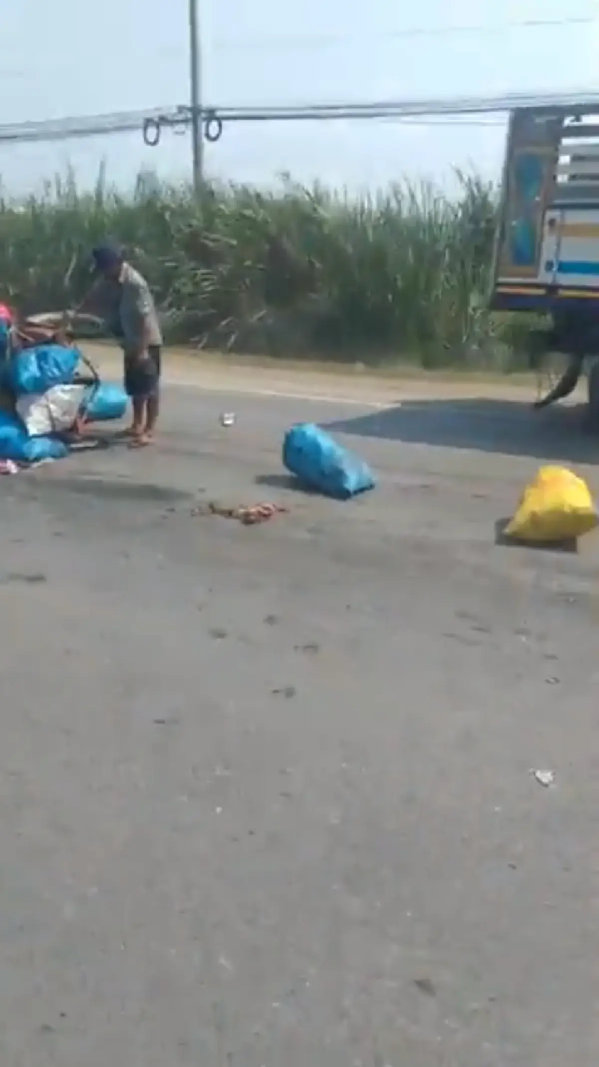 ชายเข็นซาเล้งสวนเลนรถ เตือน-ห้ามยังไงก็ไม่ฟัง(คลิป)