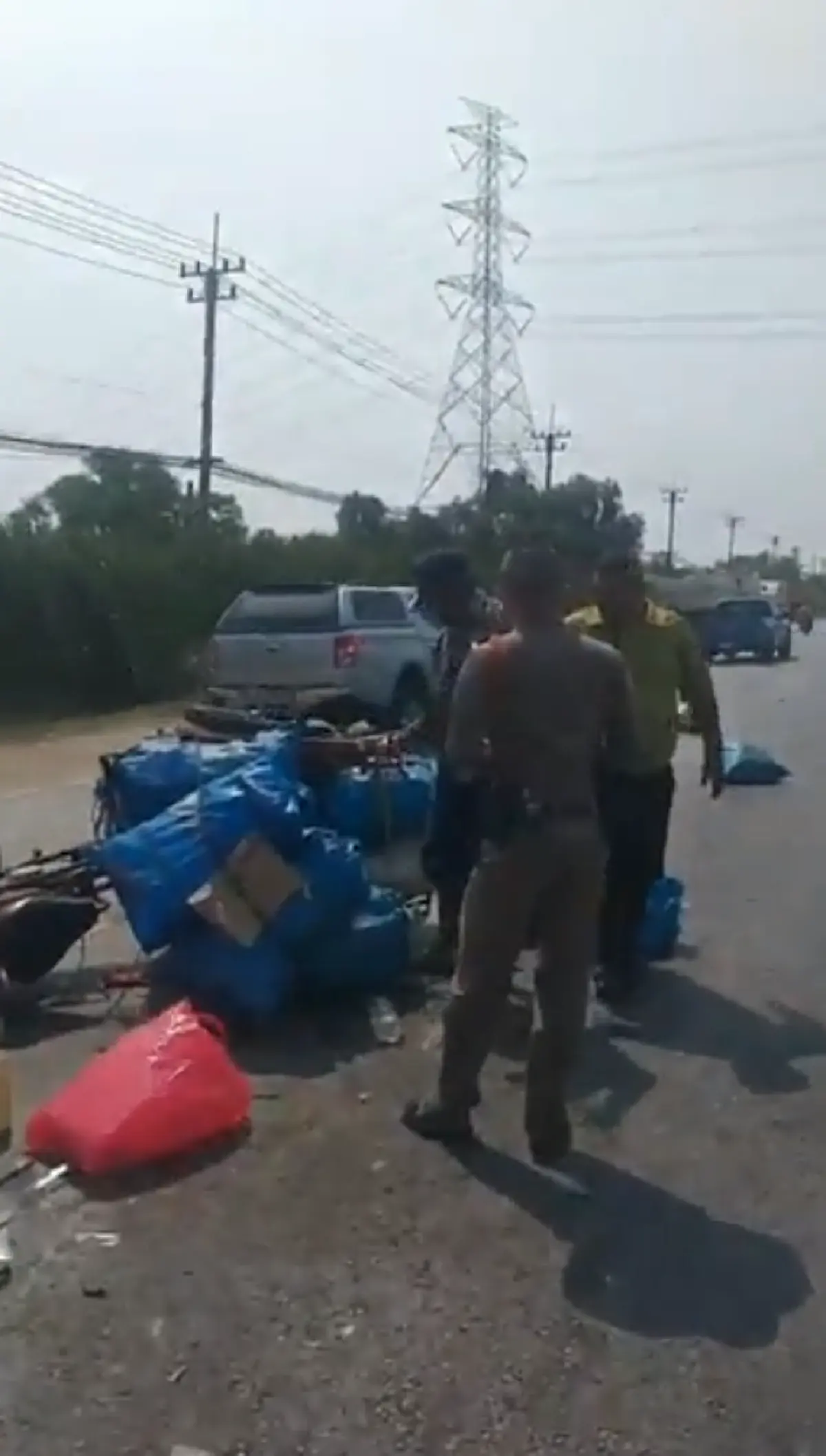 ชายเข็นซาเล้งสวนเลนรถ เตือน-ห้ามยังไงก็ไม่ฟัง(คลิป)