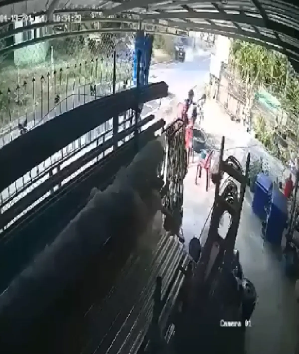 วินาทีกระบะพุ่งเข้ามาในบ้าน