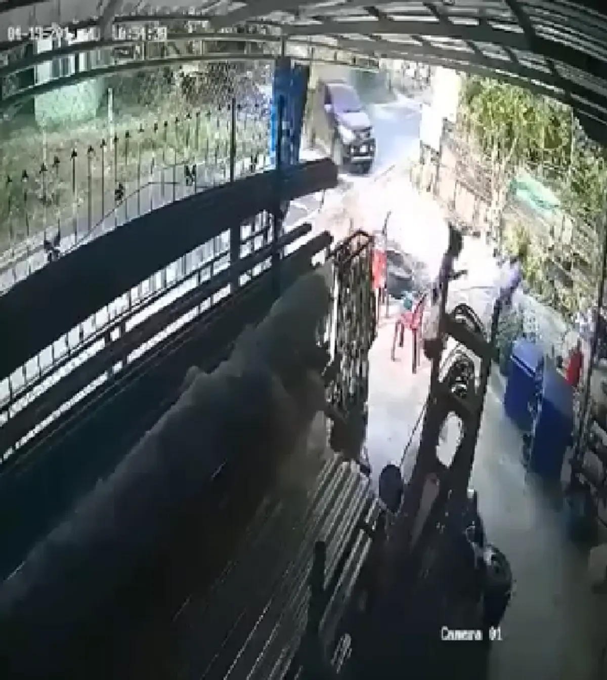 กระบะพุ้งชนบ้านเรือน