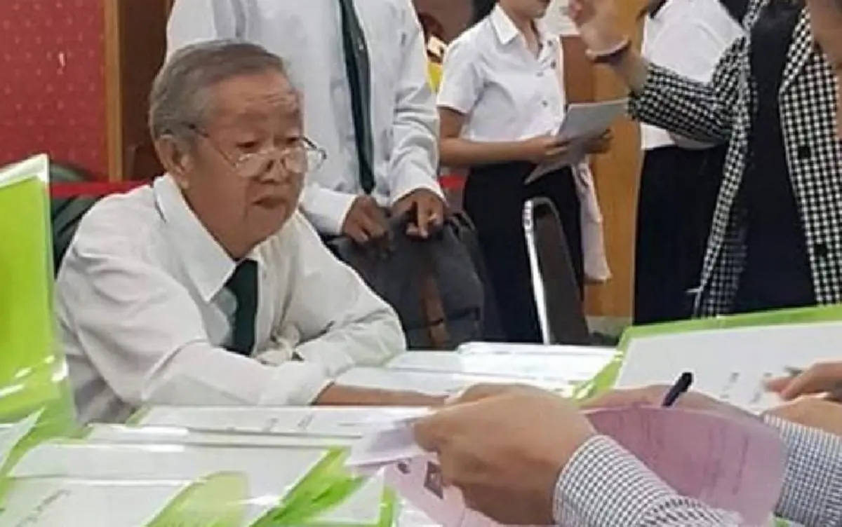 คุณปู่วัย 70 มารายงานตัวเรียนดนตรี ในราชภัฏชื่อดัง ถึงแก่แต่ยังมีไฟในการศึกษา