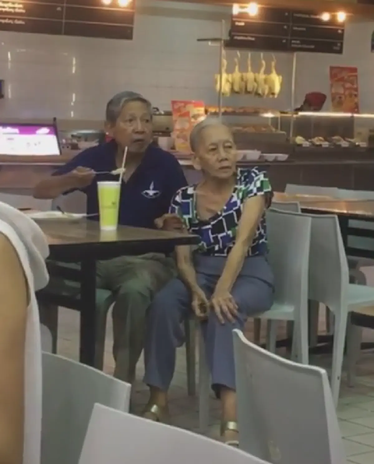 โมเมนต์สุดประทับใจ คุณตาป้อนข้าวให้คุณยาย แม้เวลาผ่านแต่รักไม่เคยเปลี่ยน(คลิป)