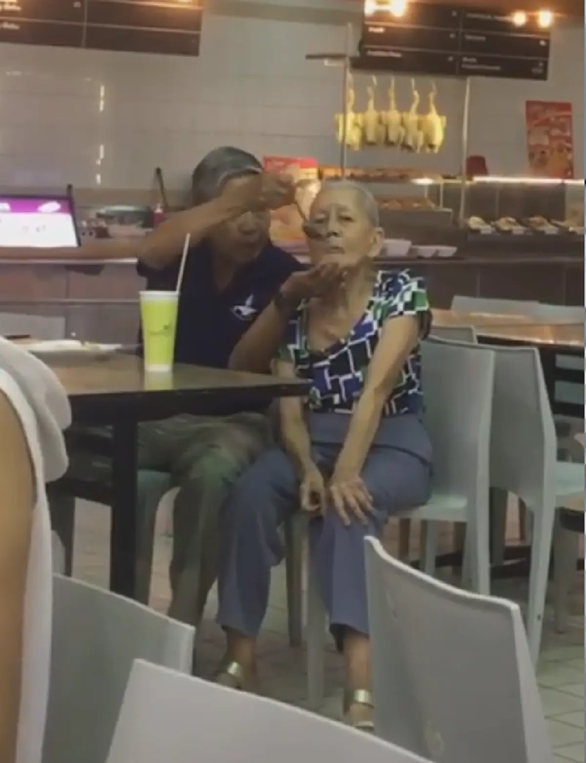 โมเมนต์สุดประทับใจ คุณตาป้อนข้าวให้คุณยาย แม้เวลาผ่านแต่รักไม่เคยเปลี่ยน(คลิป)