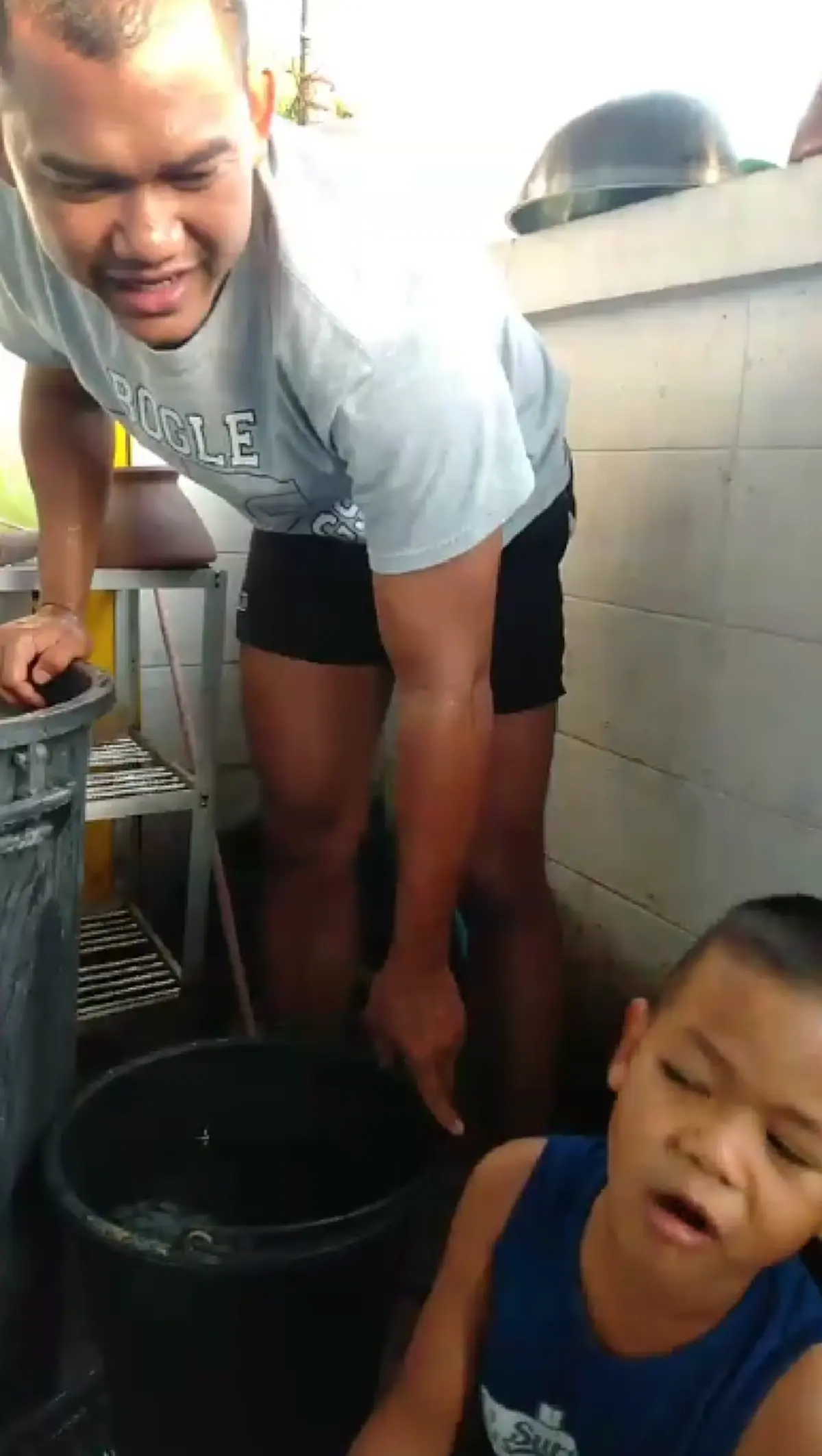 พ่อภูมิใจเห็นลูกนั่งล้างจาน ถามทำไมวันนี้ลูกพ่อขยัน เจอคำตอบขำทั้งโซเชียล(คลิป)