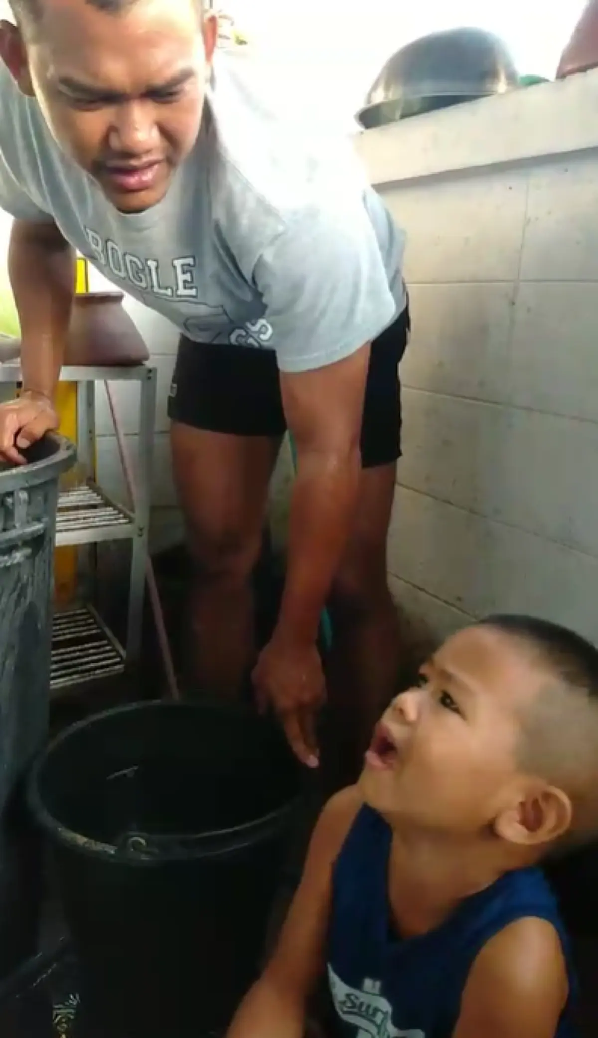 พ่อภูมิใจเห็นลูกนั่งล้างจาน ถามทำไมวันนี้ลูกพ่อขยัน เจอคำตอบขำทั้งโซเชียล(คลิป)